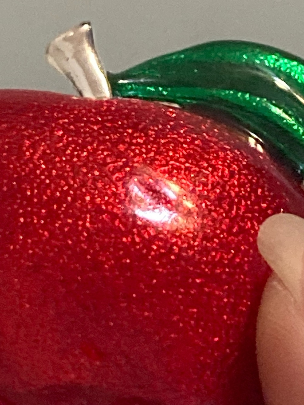 TC signed Red shiny Apple preloved Brooch with Green Leaf jewelry accessory - Picture 8 of 9